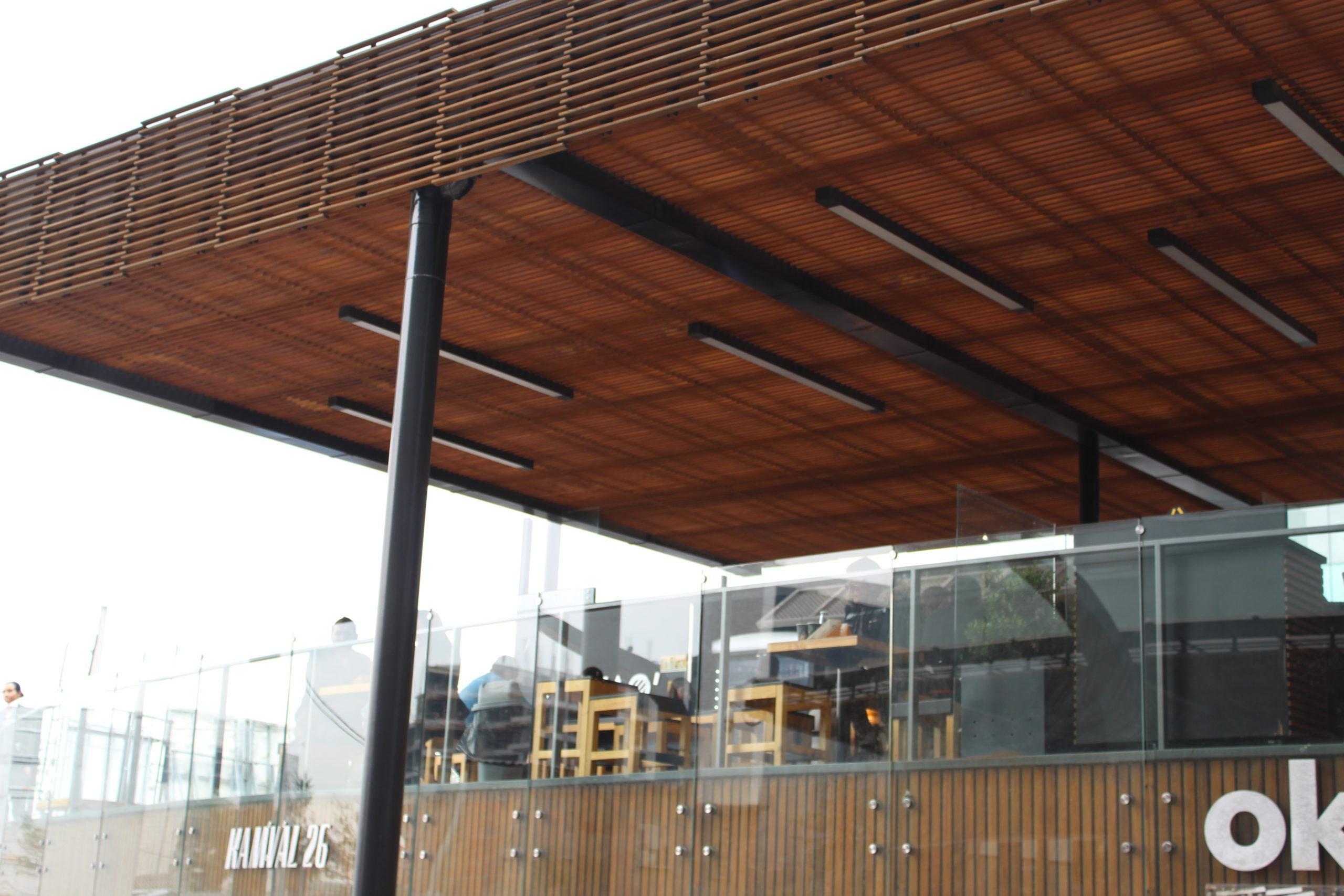 Pergola en madera para restaurantes en centro empresarial